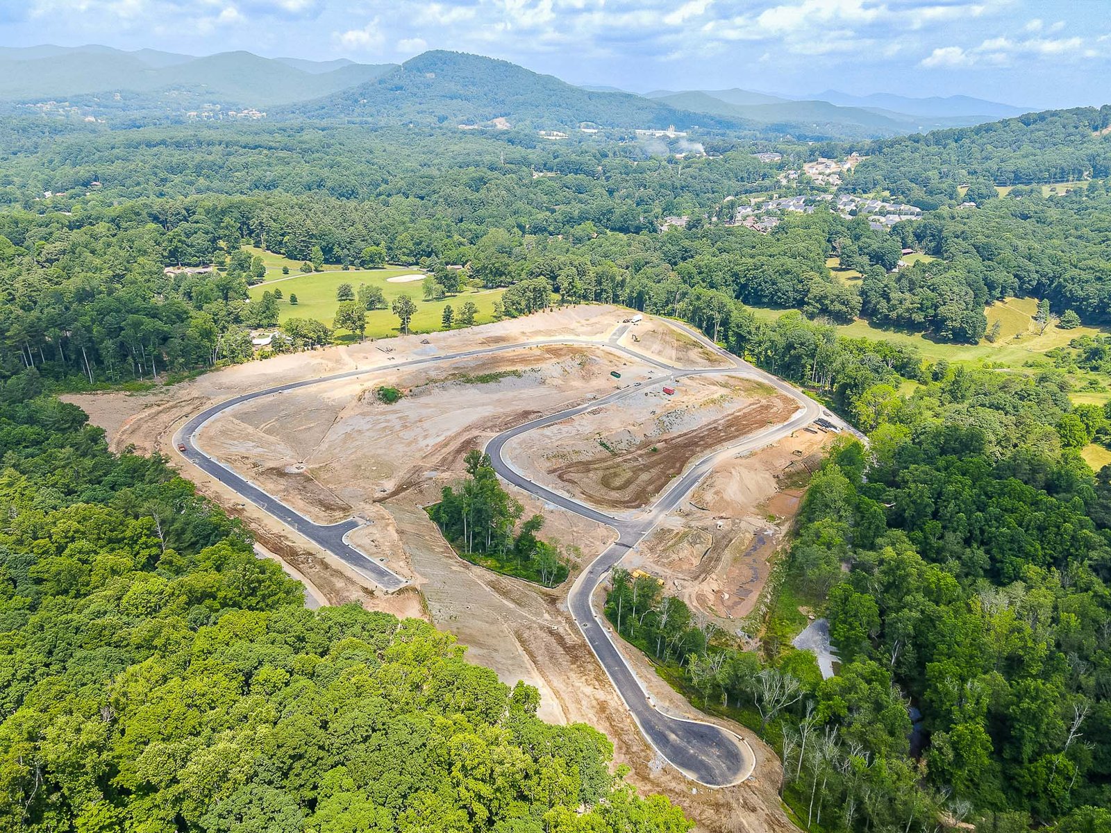 A new subdivisions with luxury homes in Victoria Hills, NC Big Hills