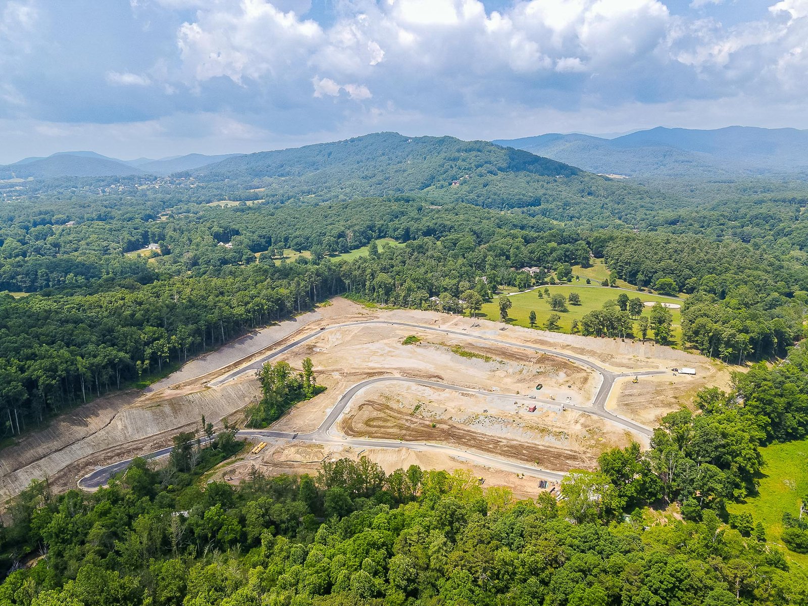 A new subdivisions with luxury homes in Victoria Hills, NC Big Hills